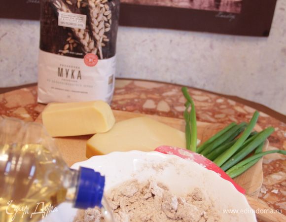 Влить растительное масло и замесить тесто.