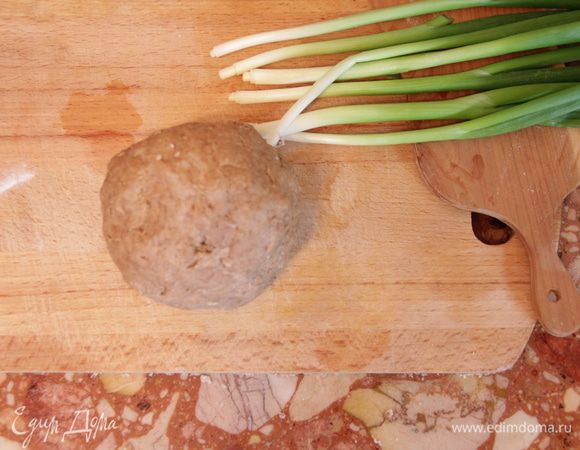 Скатать тесто в шар, положить его в пакет и убрать в холодильник.