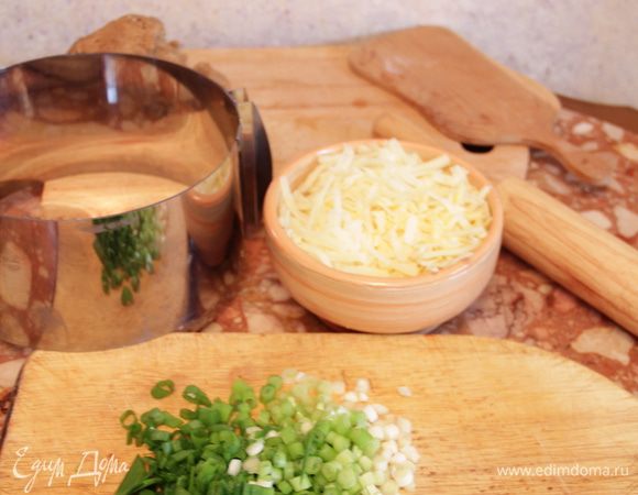 Натереть на терке сыр и нарезать лук.