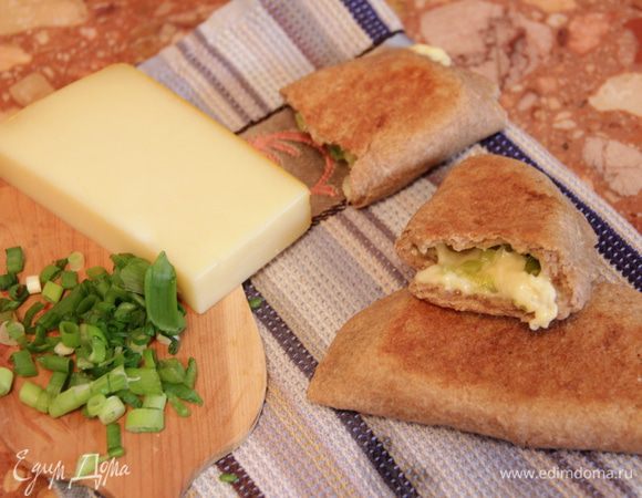 Обжаривать на сухой сковороде на слабом огне под крышкой до румяной корочки. Приятного аппетита и будьте здоровы!