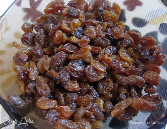 Изюм залейте ликером и оставьте на 2 часа.