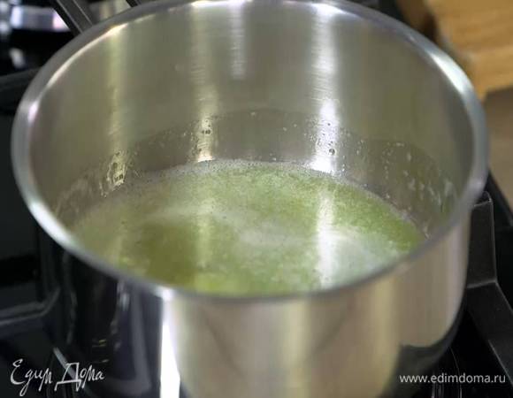 Сливочное масло растопить на небольшом огне.