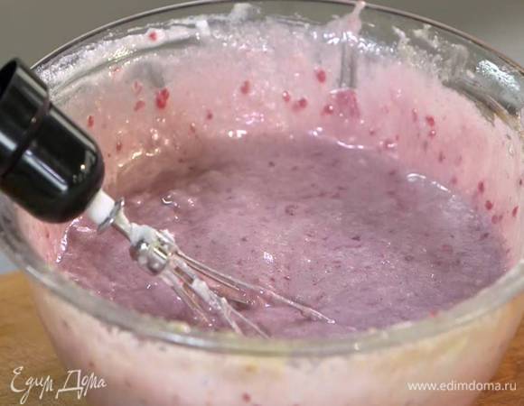 Белки взбить блендером с насадкой-венчиком в пышную массу, затем в два приема добавить в тесто и перемешать.