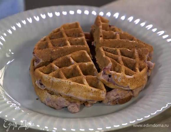 Разогреть вафельницу, смазать ее растительным маслом и испечь вафли.