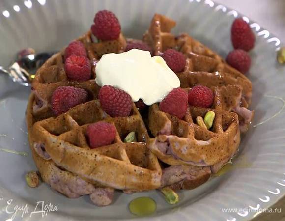 Готовые вафли полить медом, посыпать фисташками, малиной и украсить сметаной.