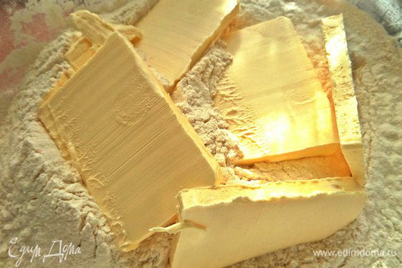 Масло или маргарин достать из холодильника и нарезать кусочками в просеянную муку.