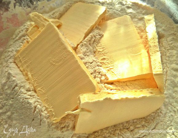 Масло или маргарин достать из холодильника и нарезать кусочками в просеянную муку.