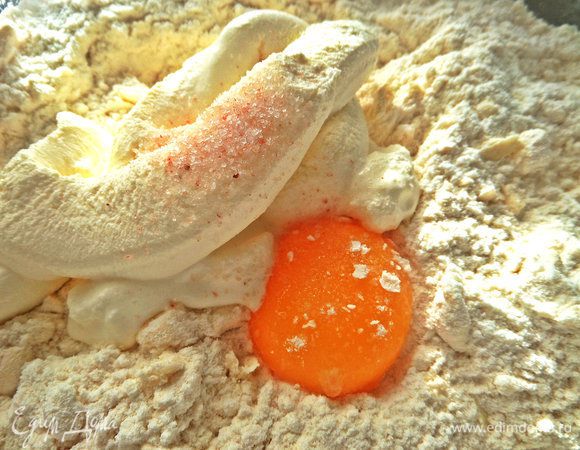 Добавить сметану с солью.