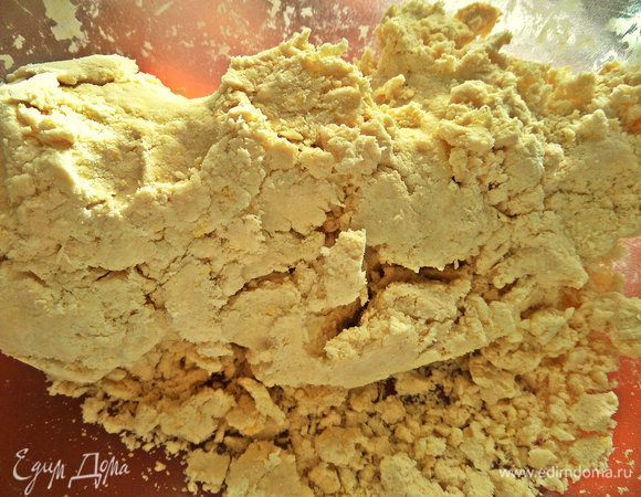 Быстро замесить руками тесто, чтобы не нагрелось от рук.