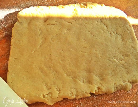 Раскатать половину теста в пласт, остальное убрать обратно в холодильник до случая.