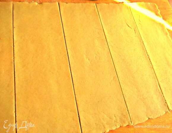 Прямоугольник разделить на широкие ленты. Сколько лент, столько и пирожков выйдет.