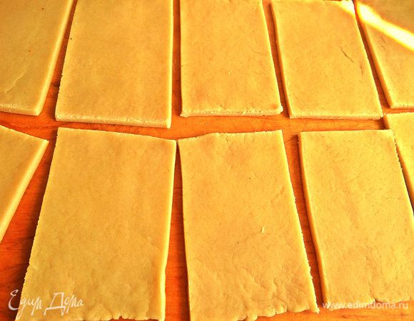 Разрезать пополам каждую ленту.