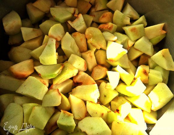 Теперь о начинке. У меня были мелкие садовые яблочки, такие с точечками, знаете? Очистить, нарезать мелко.