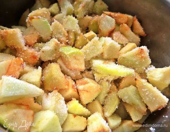 Засыпать сахаром и поставить на огонь в кастрюле с толстым дном. Тушить до выпаривания жидкости, помешивая.