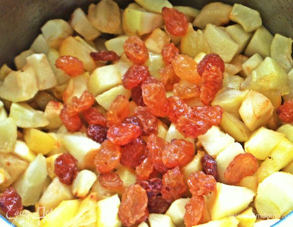 Всыпать чистый изюм. Еще немного потушить и выключить. Остудить начинку.