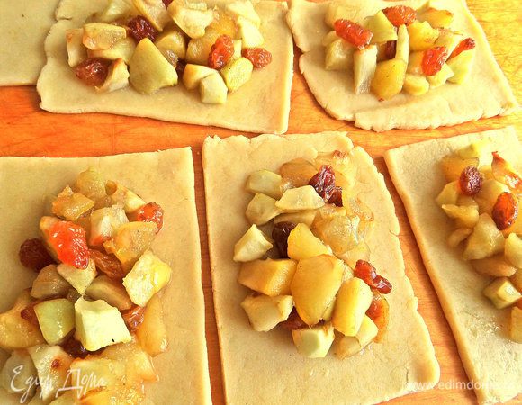 Распределить начинку на половину прямоугольников. По краю каждого провести мокрым пальцем.