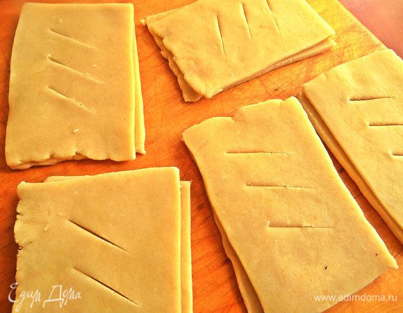 Вторая половина нужна нам для верха. Сделать ножом надрезы.