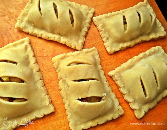 Закрыть кусочки с начинкой тестом и защипать края плотно. Я сделала кончиком ножа надсечки, чтобы скрепить прочнее. Благодаря такой формовке начинка не вытечет.