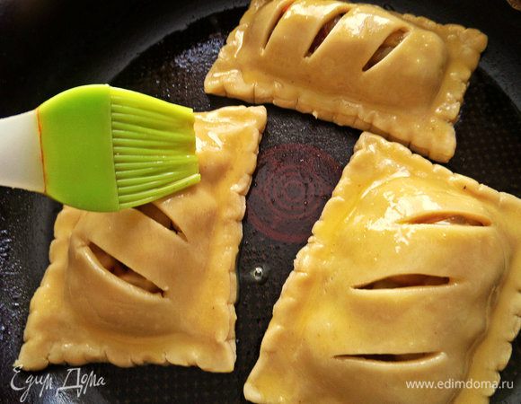 Смазать верх взбитым яйцом.