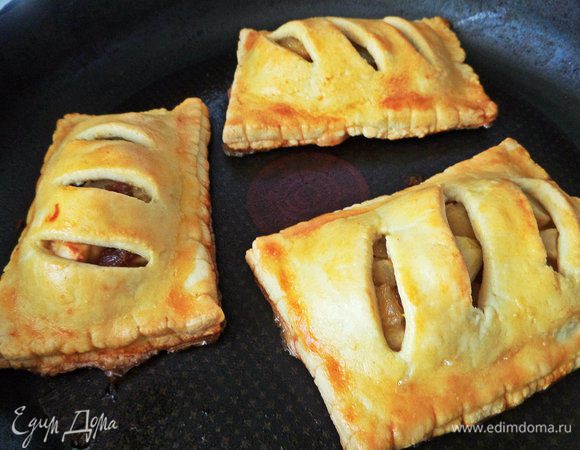 Пирожки получились внушительных размеров, поэтому пекла по 2 — 3 в тефлоновой форме минут 20.