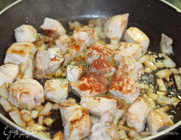 Всыпьте сладкую паприку, добавьте тимьян, посолить, поперчить.