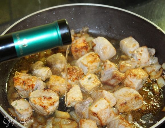 Влейте вино, доведите до кипения, дайте вину выпариться около 2-х минут. Влейте горячий бульон (или просто воду), накройте крышкой, пусть томится в зависимости от мягкости мяса (минут 30 — 40).