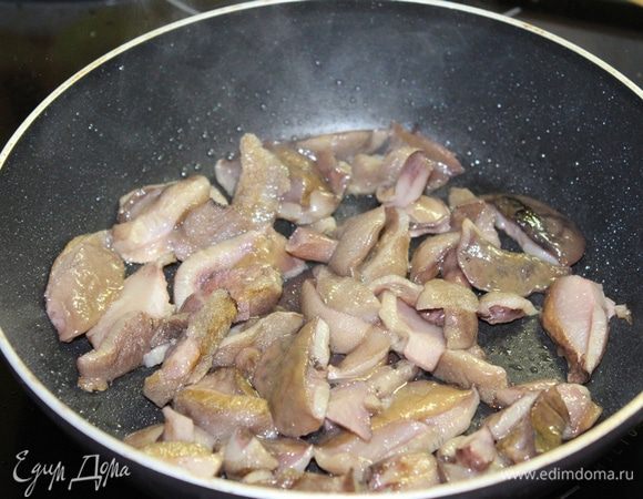  На другой сковороде грибы (у меня замороженные маслята) обжарьте на оливковом масле 3 — 4 минуты.