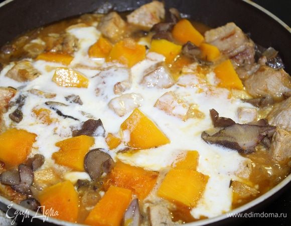 Смешать сливки с мукой, влить тонкой струйкой в рагу. Попробовать на соль. Готовим 3 минуты, или чтобы тыква была готова и развалилась в кашу.