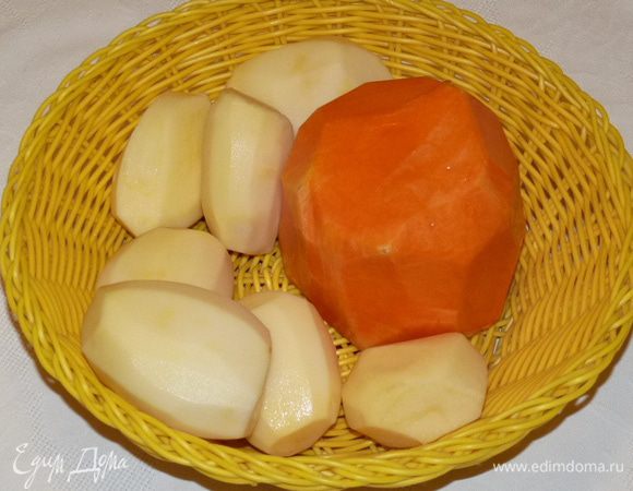 Очистить картофель и тыкву. Натереть на терке. Слегка отжать лишнюю жидкость.