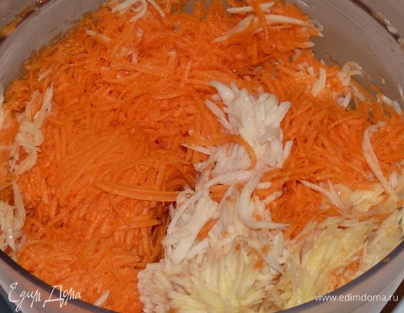 Посолить, добавить мускатный орех, яйца, муку (я использую кукурузную, можно заменить на пшеничную). Перемешать.