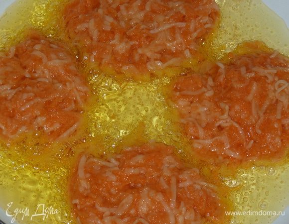 Разогреть сковороду и масло, столовой ложкой выкладывать массу. Жарить на сильном огне до золотистого цвета. Перевернуть и поджарить с другой стороны.