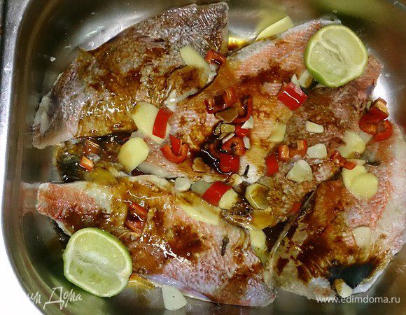 Маринуем рыбу в течение 15 — 20 минут в холодильнике.