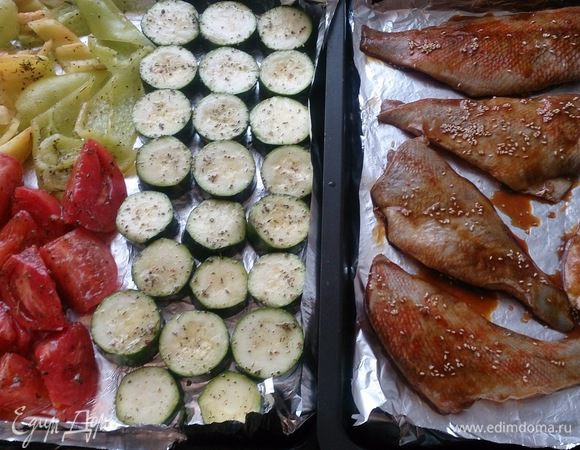 Овощи поливаем оливковым маслом, немного бальзамического уксуса, посыпаем сушеным тимьяном, соль, перец по вкусу, рыбу выкладываем на другую, противень еще немного поливаем терияки и посыпаем кунжутом.