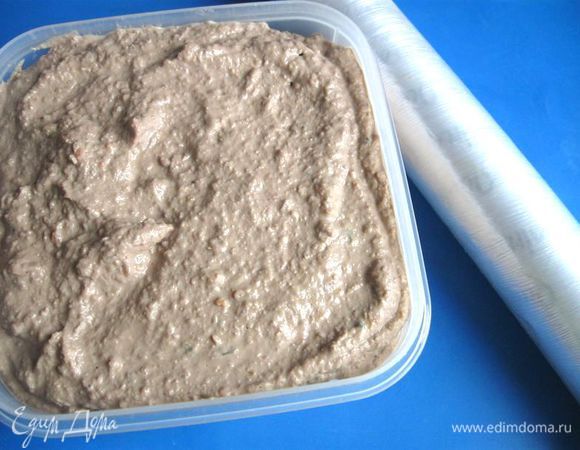 Переложить в удобную форму и отправить в морозильную камеру на 1,5 часа, потом вам удобно будет делать круглые шарики из паштета для оформления блюда. 
