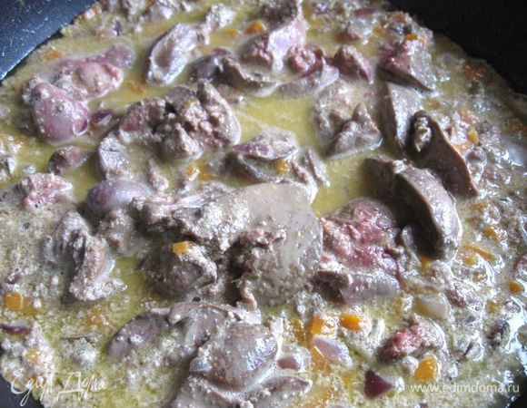 Добавить печень, сливки, оставшееся сливочное масло, перемешать, тушить до готовности.