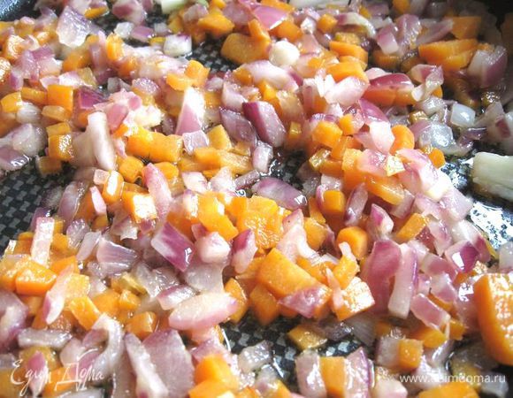 Лук, морковь и чеснок положить на разогретую сковороду, в которую добавлено оливковое и сливочное (25 г) масло, пассеровать  до прозрачности лука. 
