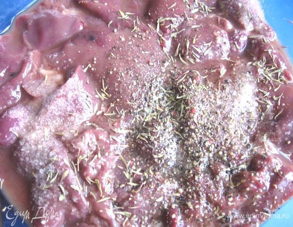 Печень замочить в коньяке, посолить, поперчить, добавить сухой тимьян, перемешать. Оставить на 10 — 15 минут.