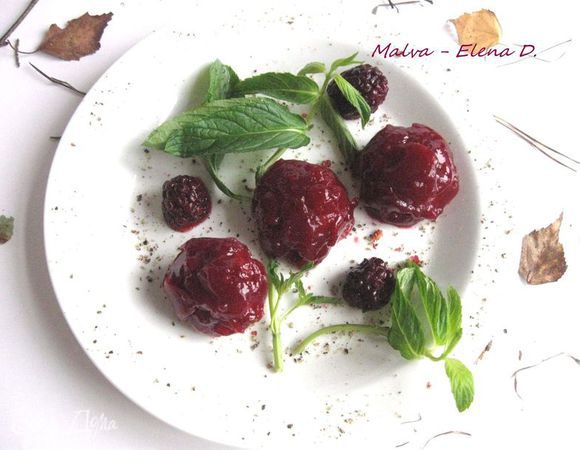 Слой желе ложечкой разместить на каждом шарике паштета. Блюдо украсить ягодами ежевики.
