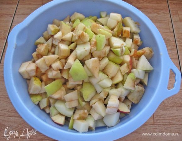 Яблоки очистить и нарезать кубиками. Масло растопить. Духовку включить на разогрев при 170ºС.