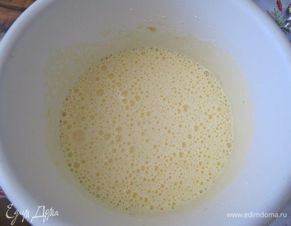 Яйца взбить с сахарным песком добела, продолжая взбивать, добавить сидр, растопленное масло, ванилин.