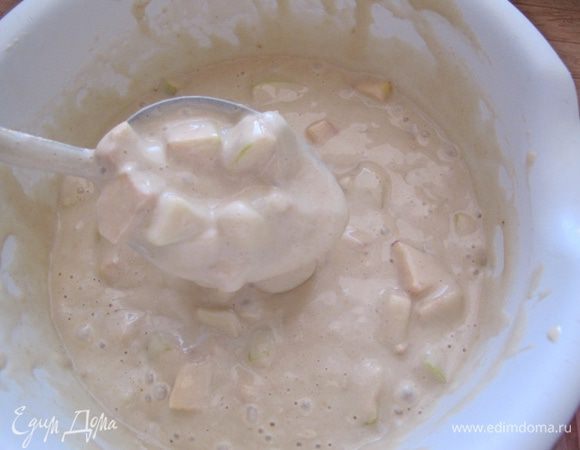 Муку с разрыхлителем просеять в яично-масляную смесь и хорошо перемешать, чтобы не было комков. Затем добавить яблоки.