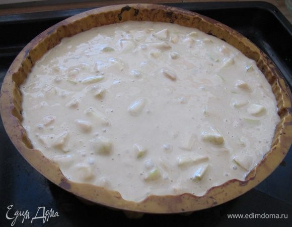 Форму смазать маслом. Выпекать около 40 минут, затем посмотреть, как идет выпечка. Если верх сильно румянится, накрыть фольгой, если подгорает низ, подставить второй противень, и продолжить выпечку. Общее время выпечки 55 — 60 минут. Готовность проверяем лучинкой.