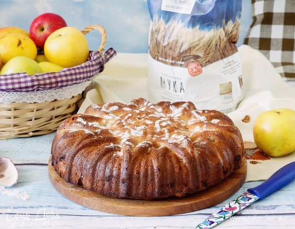 Готовый пирог остудить и украсить сахарной пудрой.