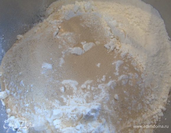  Добавьте в муку дрожжи, соль, крахмал и ванильный сахар. 
