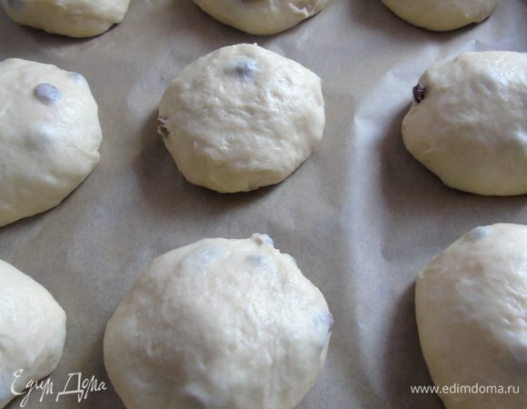 Сформируйте булочки и выложите их на противень, застеленный пергаментом, накройте легким полотенцем от заветривания и дайте минут 40 подойти.
