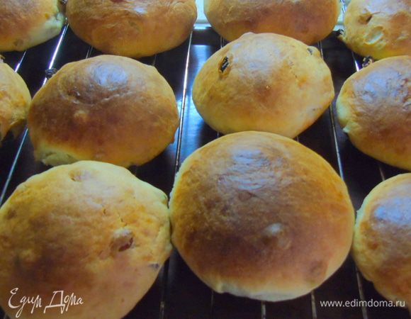 Смажьте молоком и выпекайте 20 — 25 минут при температуре 180 С. Дайте остыть на решетке.