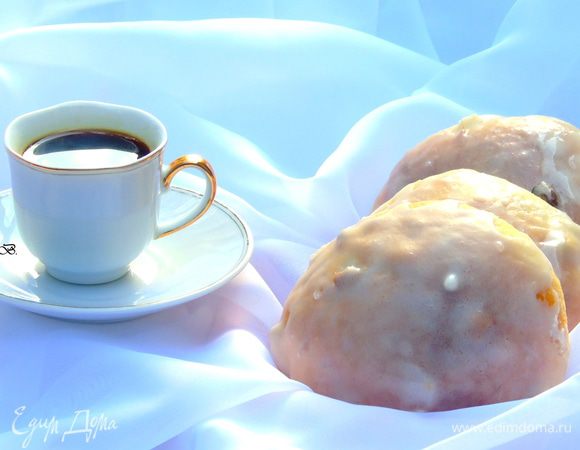 Для глазури смешайте сахарную пудру с яичным белком и покройте булочки.