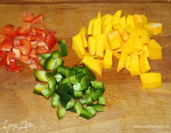 Болгарский перец (у меня половинки двух разноцветных перцев), тыкву нарезать кубиками.