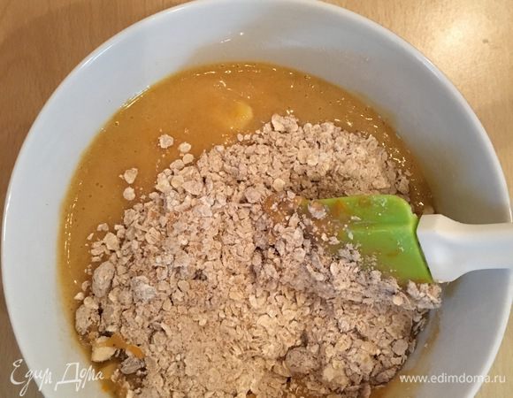 Объединить содержимое обеих мисок, вымесить тесто. Тесто получится достаточно густое и очень ароматное.