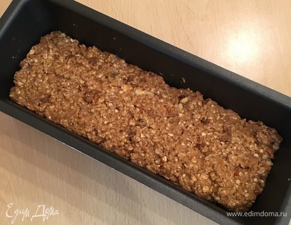 Тесто выложить в форму. Поставить в разогретую духовку, печь 30 минут, до красивого цвета. Аромат этой выпечки будет витать по дому! Готовность проверять зубочисткой, она должна быть сухая. Остудить на решетке.